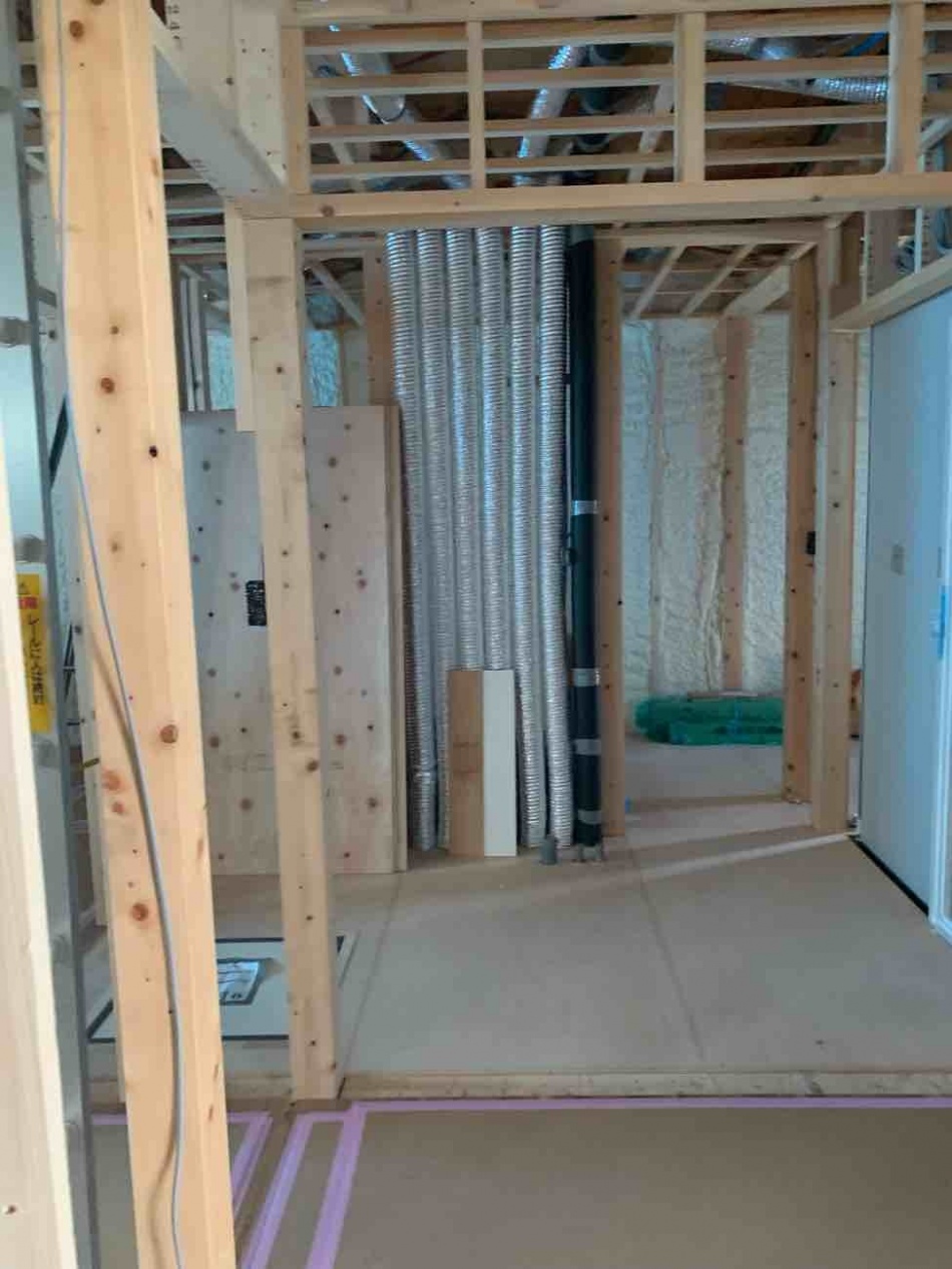 埼玉県三郷市E様邸注文住宅新築工事は床フロア張りを行っています。