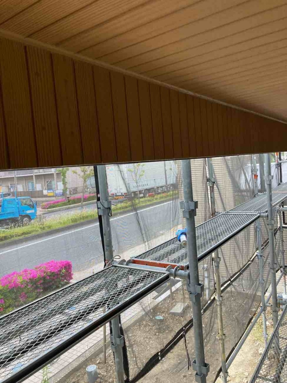 東京都足立区S様邸注文住宅新築工事は軒天工事を行っています。