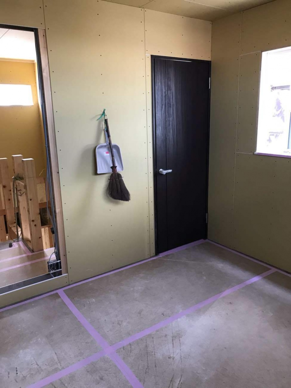 埼玉県越谷市K様邸注文住宅新築工事は内部建具が取り付きました。