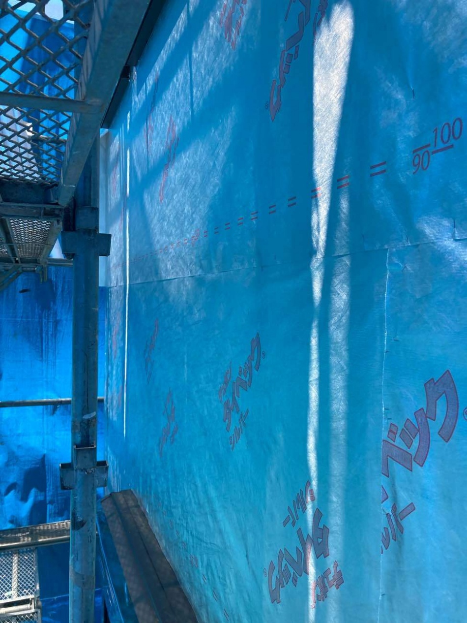 東京都足立区T様邸注文住宅新築工事は外壁タイベックシルバーの施工