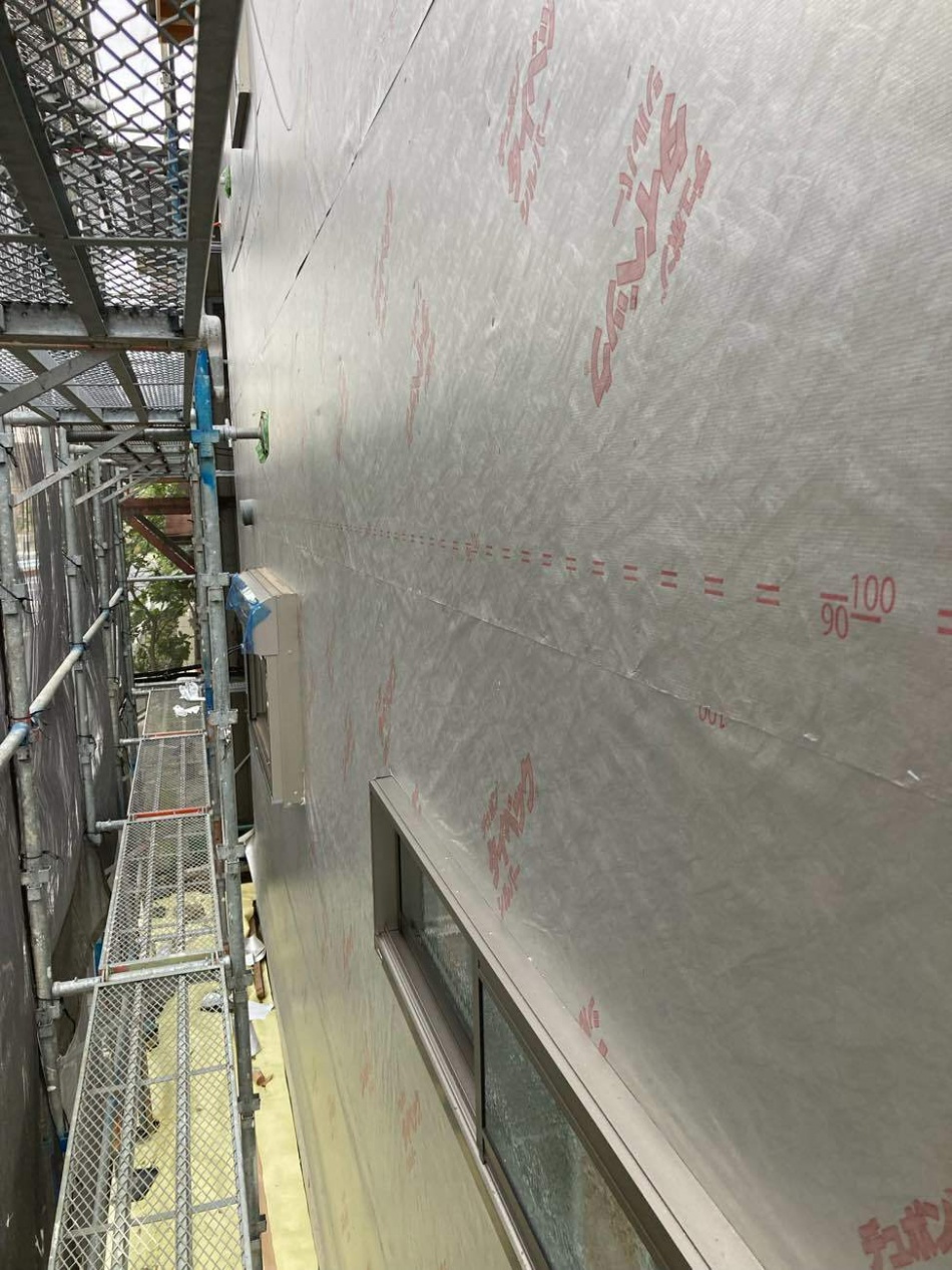 埼玉県三郷市H様邸注文住宅新築工事はタイベックシルバーを施工しています。