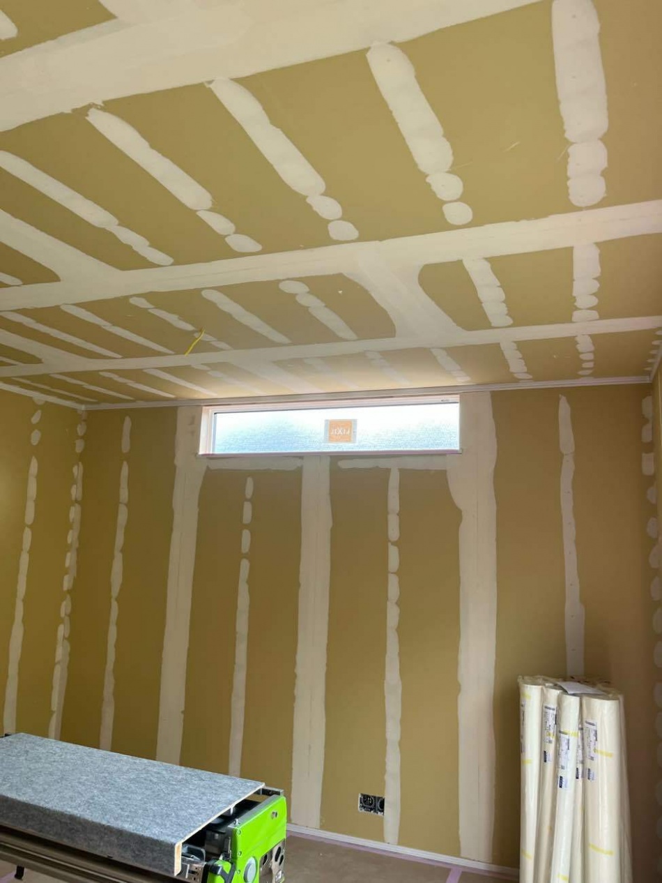 埼玉県越谷市K様邸注文住宅新築工事は内装クロス工事を行っています。