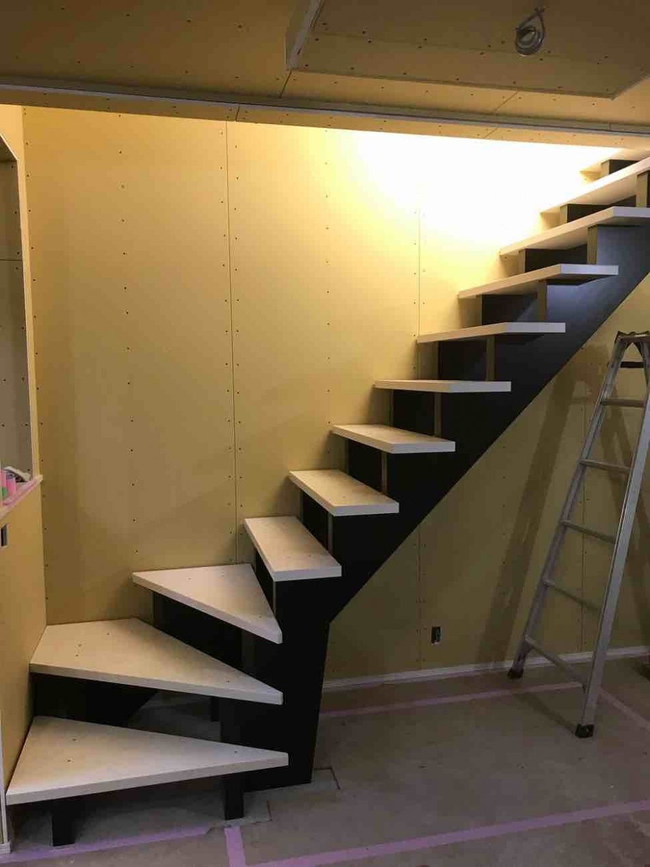 埼玉県三郷市T様邸注文住宅新築工事はデザイン階段が取り付きました。