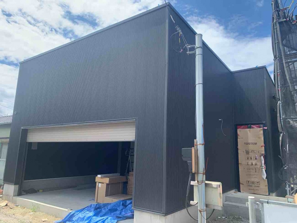 【埼玉県三郷市】T様邸注文住宅新築工事ガレージハウスは外観がわかるようになりました。