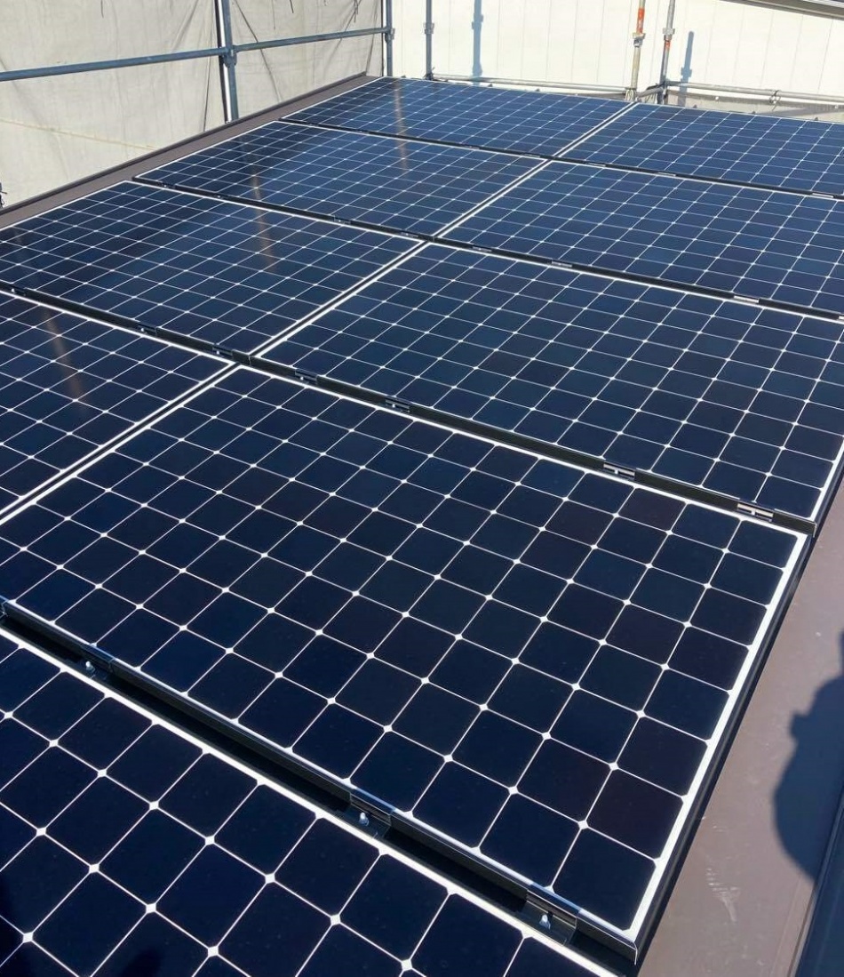 埼玉県三郷市O様邸注文住宅新築工事は太陽光パネルが取り付きました。マキシオン8kW