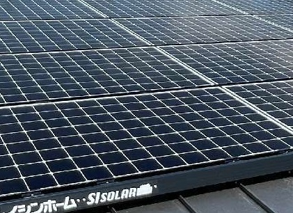 埼玉県吉川市N様邸注文住宅新築工事は太陽光パネルが取り付きました。マキシオン6.0kW