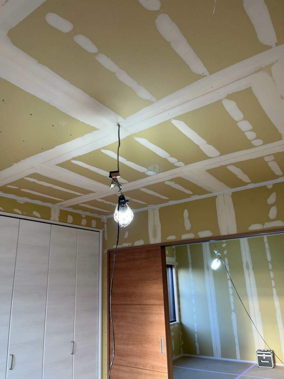 埼玉県三郷市S様邸注文住宅新築工事は内部クロス工事中です。