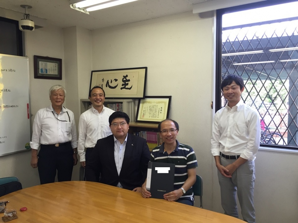 【東京都足立区】O様と賃貸住宅新築工事ご契約記念撮影です。松井産業株式会社 イシンホーム三郷店