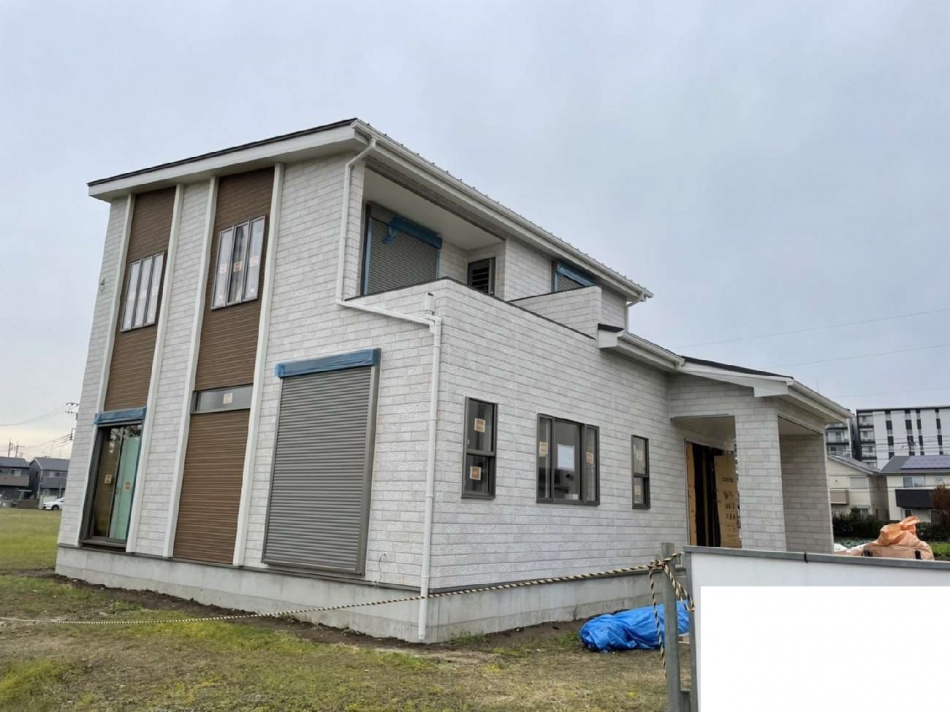 埼玉県吉川市T様邸注文住宅新築工事は足場が外れて外観がわかるようになりました。