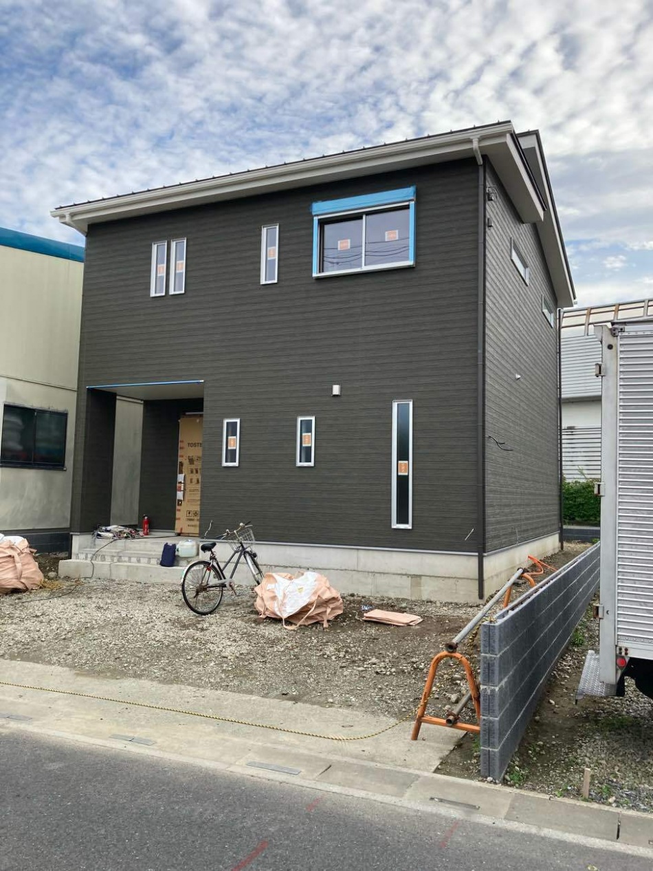 埼玉県三郷市E様邸注文住宅新築工事は足場が外れ外観が分かるようになりました。