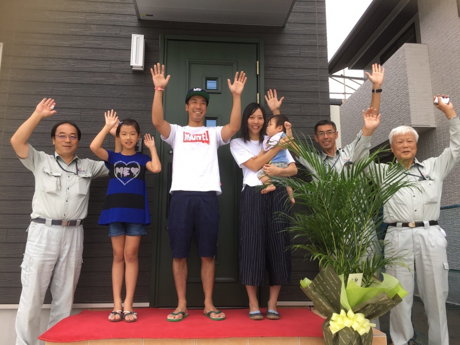 【埼玉県三郷市K様】「夏涼しく冬あたたかい高性能な太陽光がある省エネ住宅」お引渡しです。松井産業スタッフとお引渡しの記念撮影です。K様ありがとうございました!!松井産業株式会社 イシンホーム三郷店