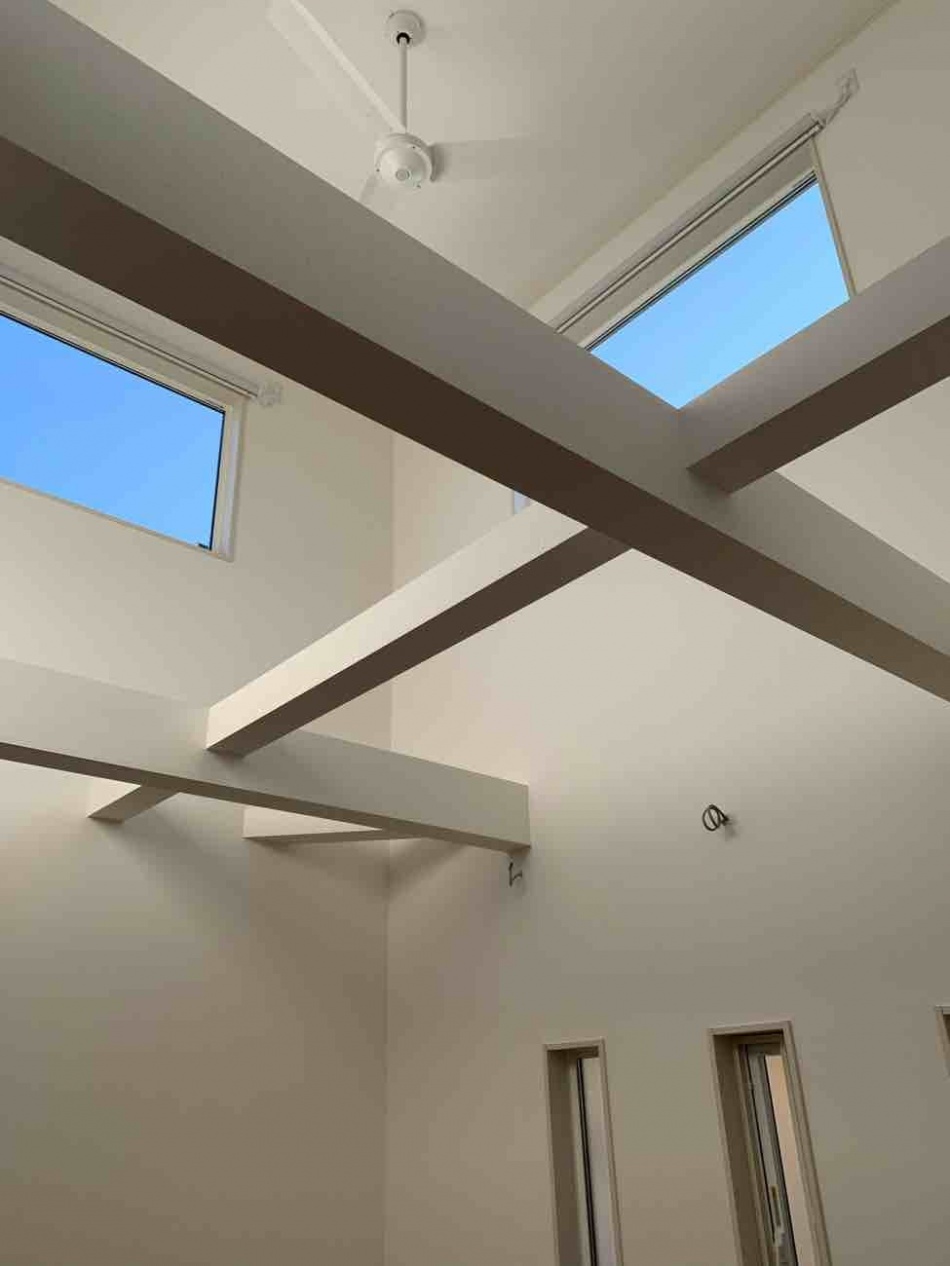 千葉県松戸市S様邸は吹抜け天井から梁が見える素敵な空間です。