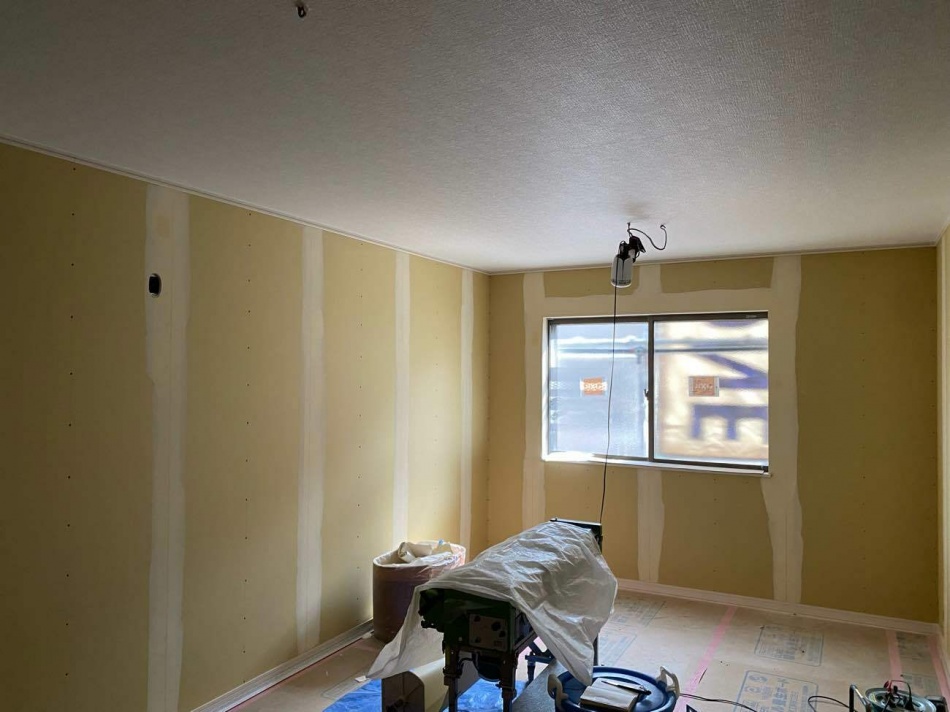 東京都足立区O様邸注文住宅新築工事は内部クロス工事を行っています