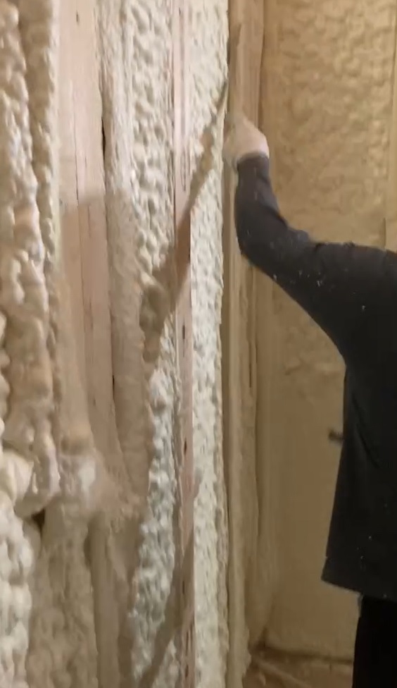 東京都墨田区T様邸注文住宅新築工事は吹付け断熱工事を行いました。