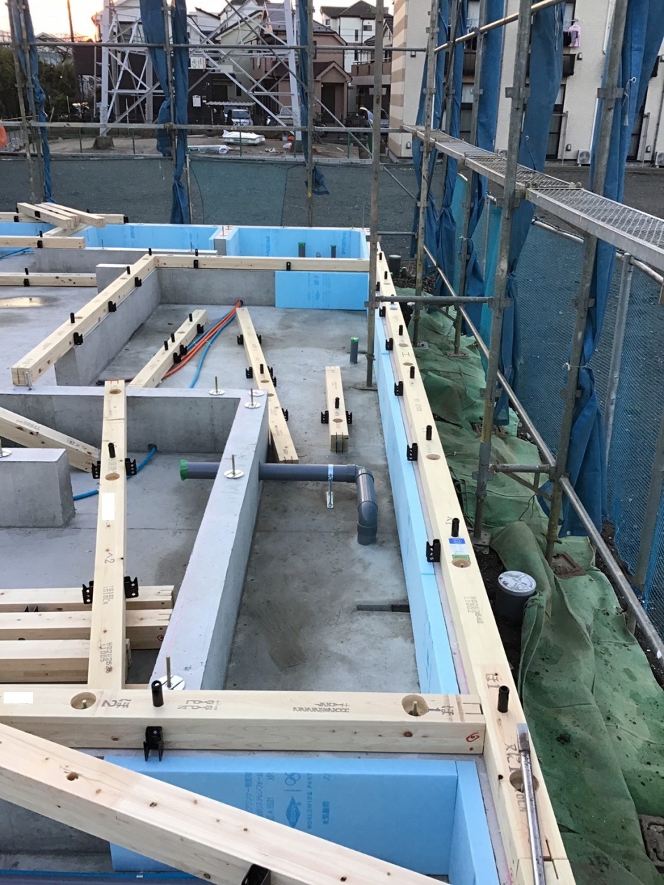 足立区S様邸は基礎工事が終わり土台引き工事を進めています。