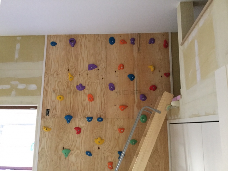 【埼玉県三郷市】Y様邸「ママが喜ぶ家事ラク設計&家計を助ける太陽光で夏涼しく冬あたたかい高性能なZEHを超えるゼロセッチ省エネ住宅」はボルダリングを設置しました。