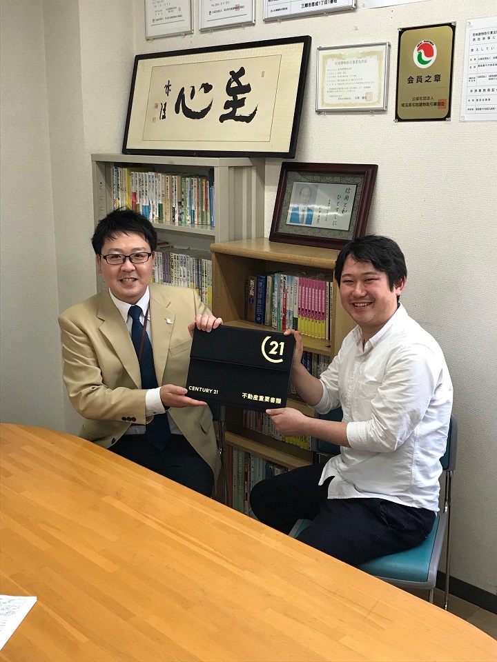 【吉川市】土地のご契約をさせていただいたT様と記念撮影です。