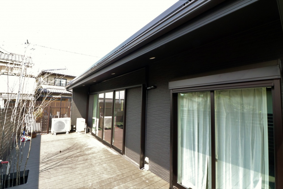 家族との団らんを楽しむためにリビングと一体になったウッドデッキです。