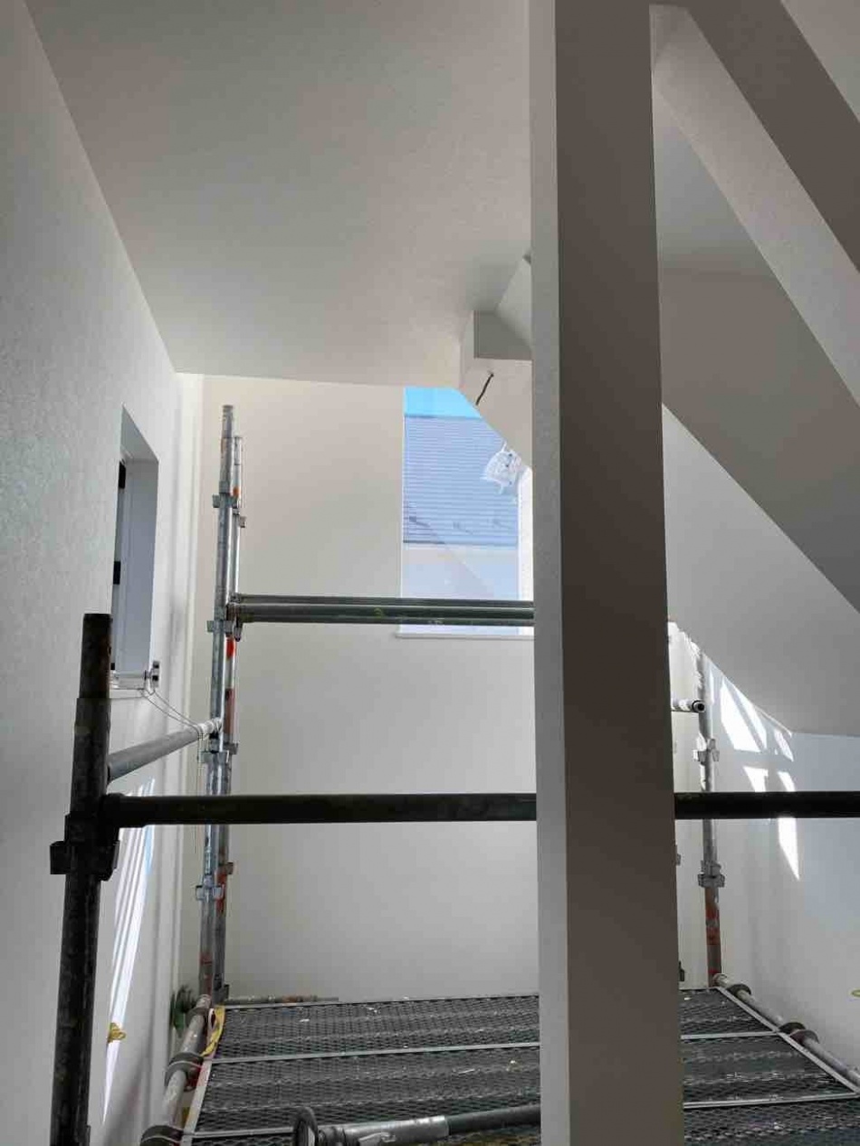 東京都練馬区I様邸注文住宅新築工事はクロス工事を行っています。