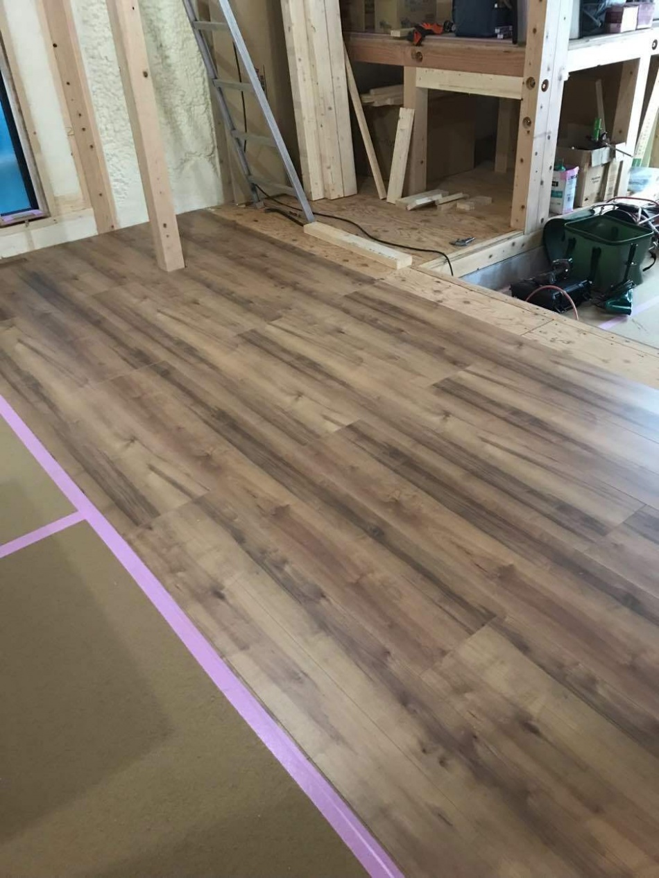 埼玉県久喜市T様邸床フローリング工事を行っていました。