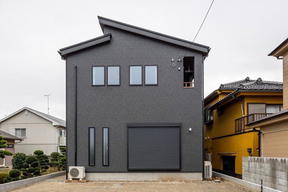 埼玉県三郷市 大容量パントリーと収納空間を備えたLDK＋1ROOM約27帖のモダンハウス