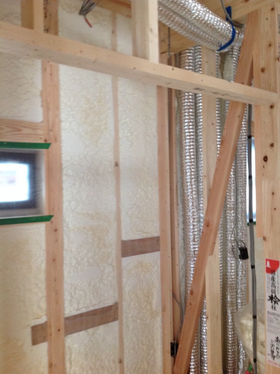 【埼玉県吉川市】S様邸「全ての家事がキッチンから10歩以内でできる家事時間1/2で夏涼しく冬暖かい高性能な省エネ住宅」はウレタン吹付断熱を施工しました。松井産業株式会社 イシンホーム三郷店