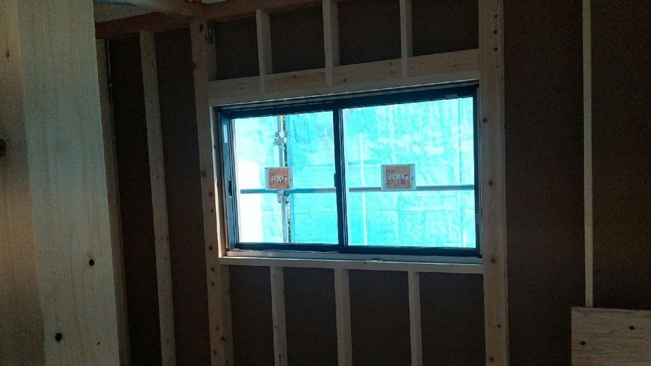 埼玉県三郷市E様邸注文住宅新築工事はサッシュが取り付きました。