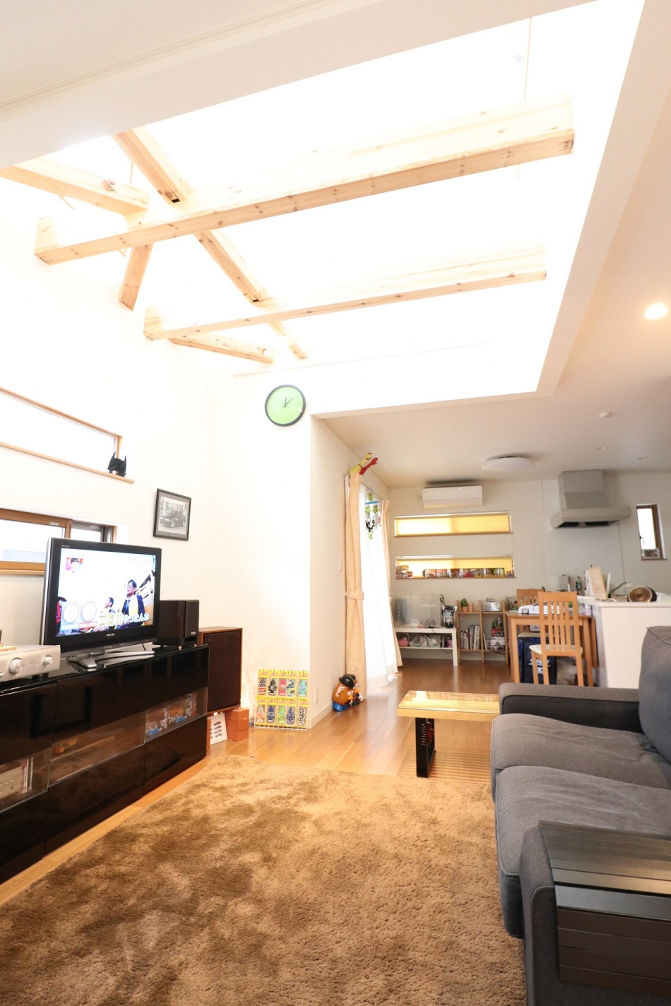 明るい吹き抜けのあるリビング