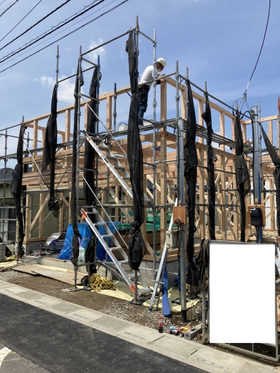 埼玉県三郷市T様邸ガレージハウス注文住宅新築工事は上棟しました。