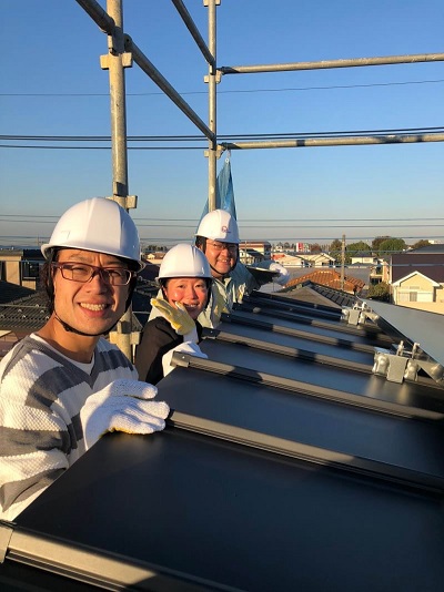 越谷市S様と足場にのぼって太陽光確認です。