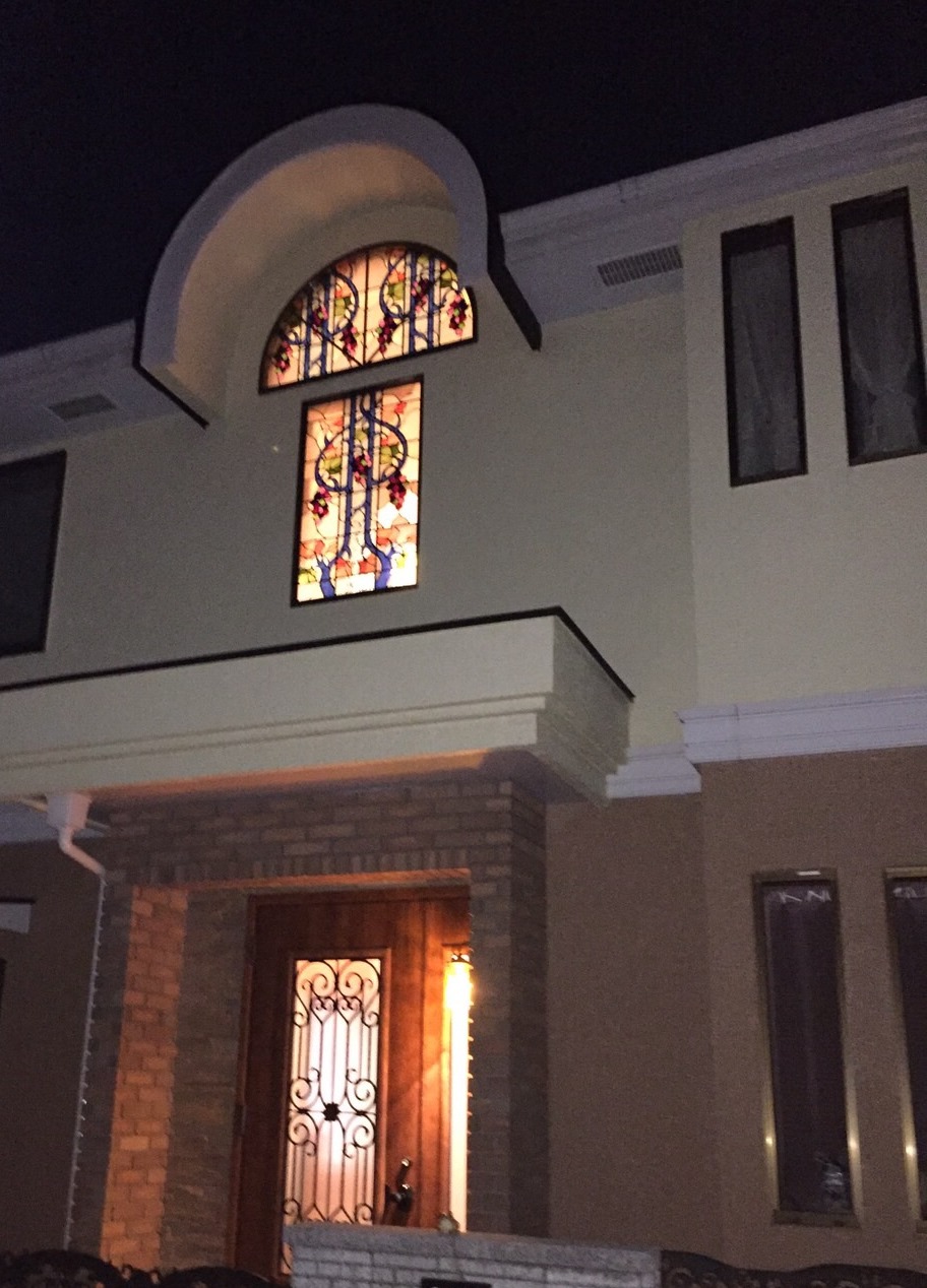 【埼玉県三郷市】K様内外装リフォーム工事はステンドガラスを取り付け完了いたしました。松井産業