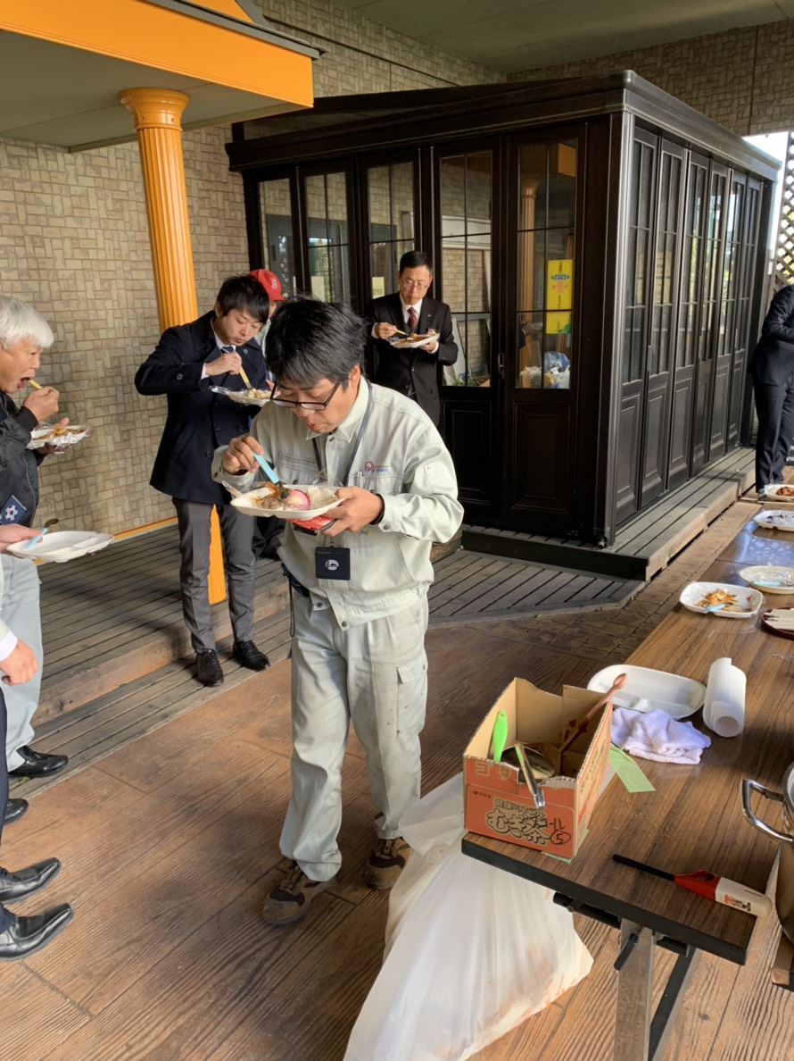 恒例のカレー食事会を行いました。松井産業