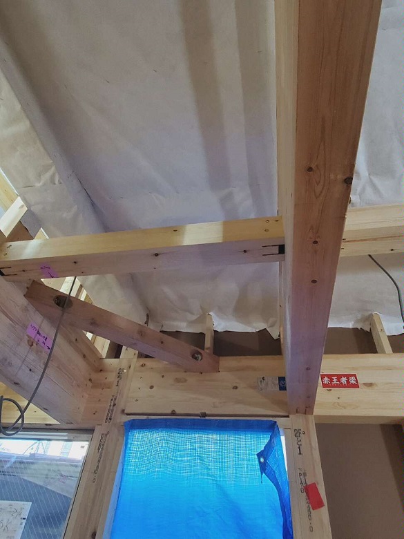 東京都葛飾区K様邸注文住宅新築工事は小屋裏にタイベックシルバーを取り付けました。