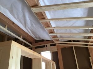 【東京都練馬区】I様邸 電気配線工事、内部給排水管、小屋裏タイベックシルバー施工を行っています。