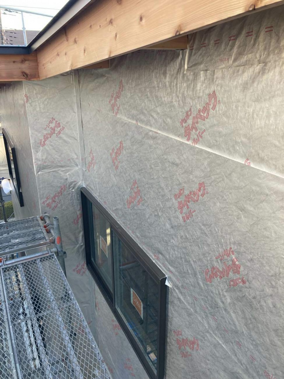 東京都足立区S様邸注文住宅新築工事は透湿防水シートのタイベックシルバーを施工しました。