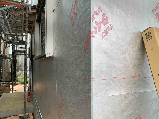 埼玉県三郷市Y様邸注文住宅新築工事は外壁タイベックシルバーを張りました。