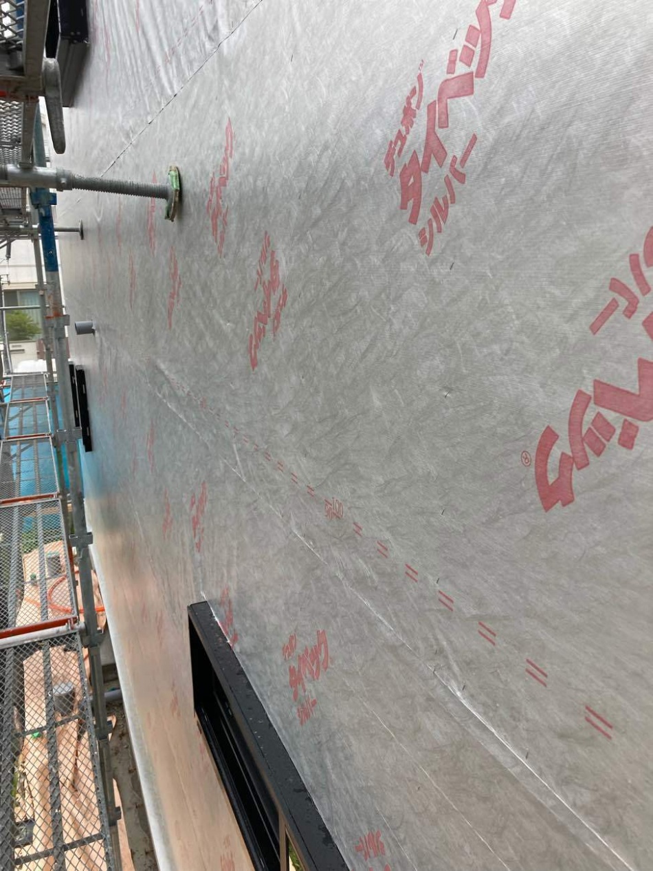 埼玉県三郷市S様邸注文住宅新築工事は透湿防水シートのタイベックシルバーを施工しました。