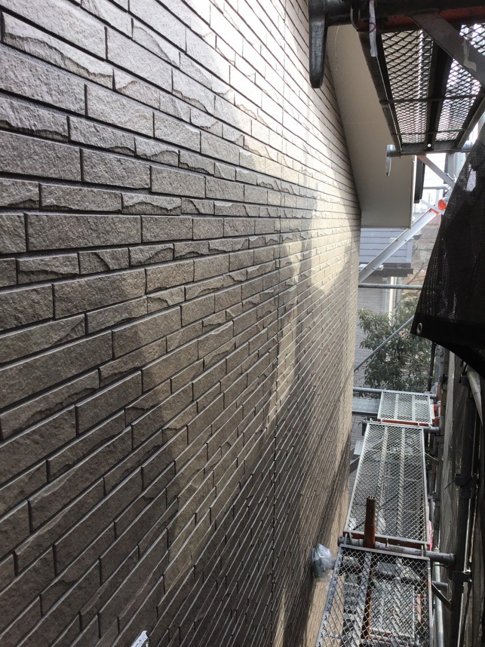 埼玉県吉川市T様邸注文住宅新築工事はサイデイング工事中です。