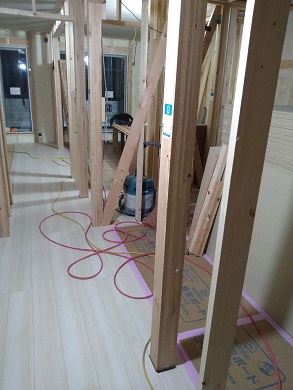 埼玉県吉川市I様邸注文住宅新築工事は床フローリング工事を行いました。