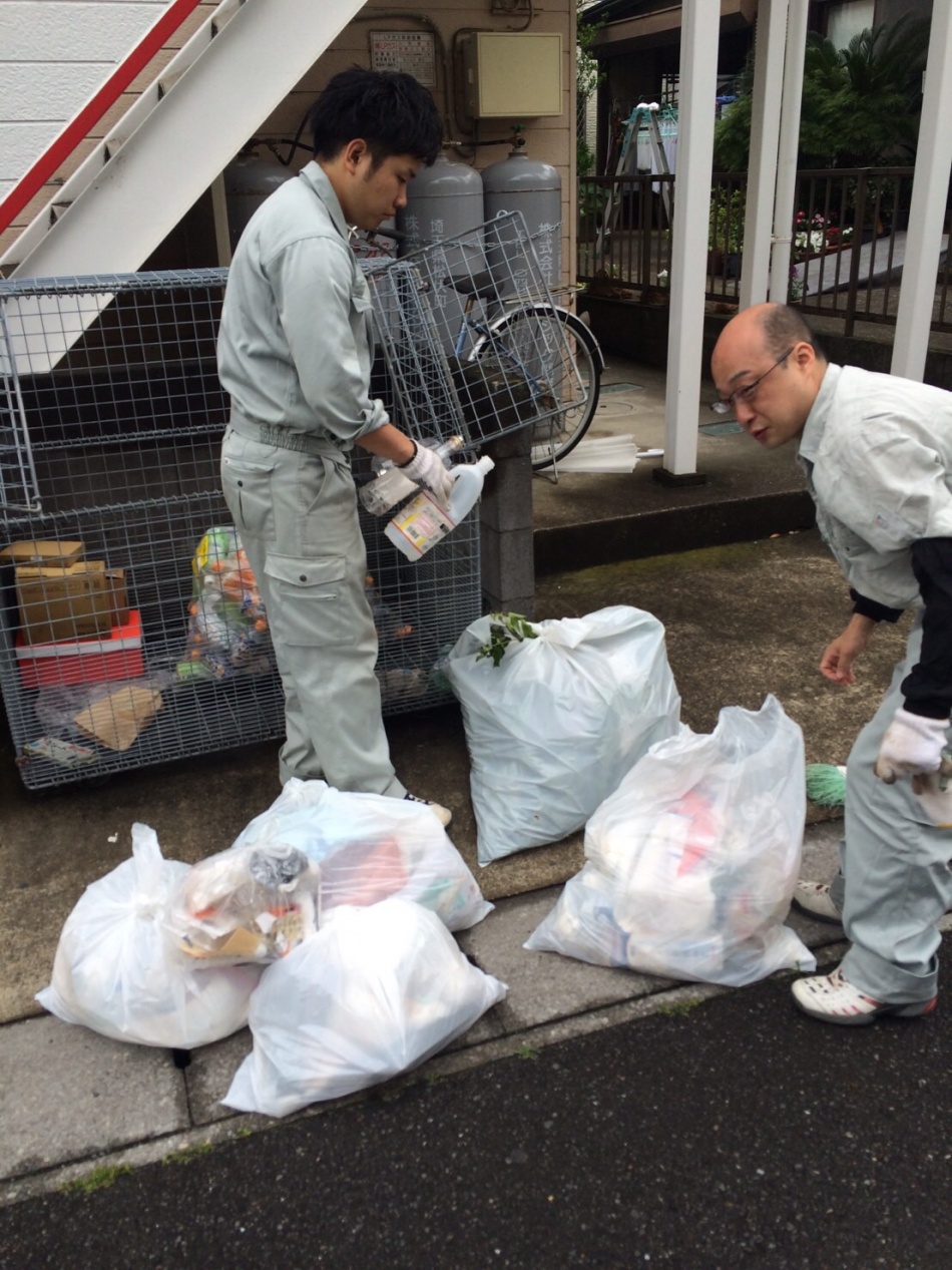 【管理物件清掃】ゴミ置き場の清掃をしています。