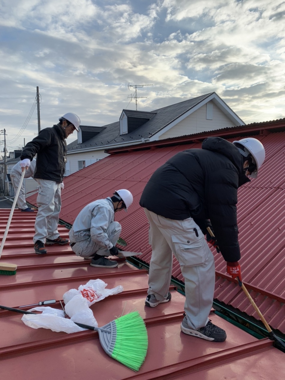 倉庫雨樋の清掃をしました。