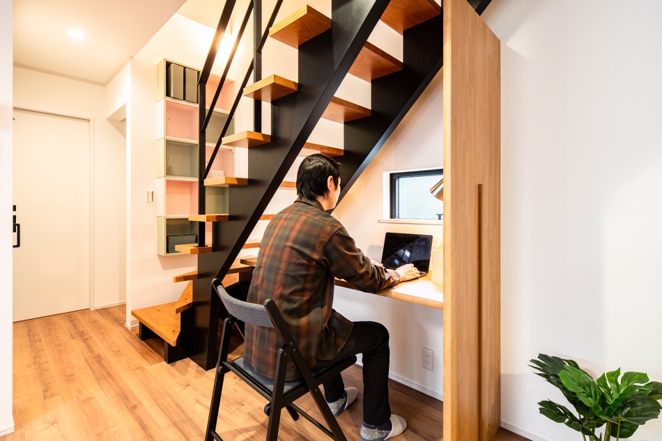 埼玉県三郷市M様邸階段下を利用したリモートワーク勉強デスク