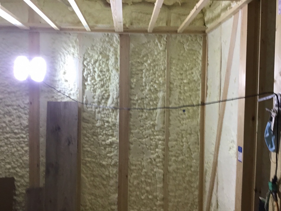埼玉県三郷市K様邸注文住宅新築工事はウレタン吹き付け断熱工事を行っています。