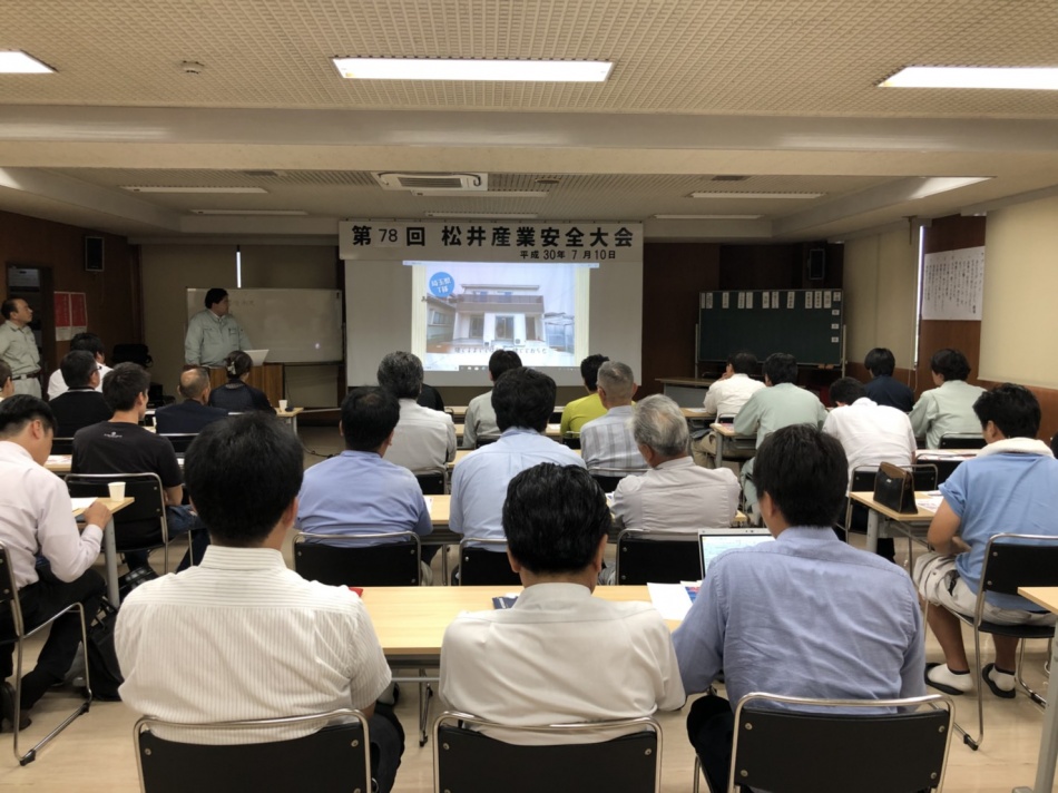 毎月の勉強会にてお客様に喜ばれる活動の勉強をしています。