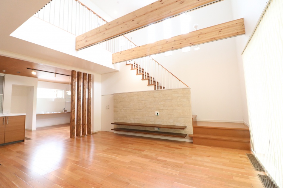 吹き抜けからの光がまぶしい大空間のリビングです。