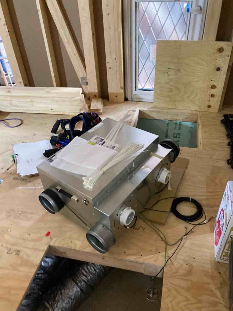 埼玉県三郷市K様邸注文住宅新築工事はエコアイ換気、タイベックシルバーが取り付きました。