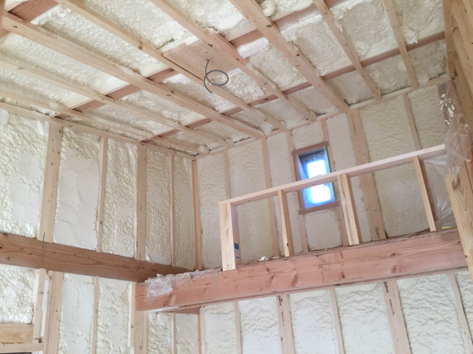 八潮市M様邸「中庭のあるオシャレな高性能省エネコートハウス」は吹き付け断熱工事を行いました。