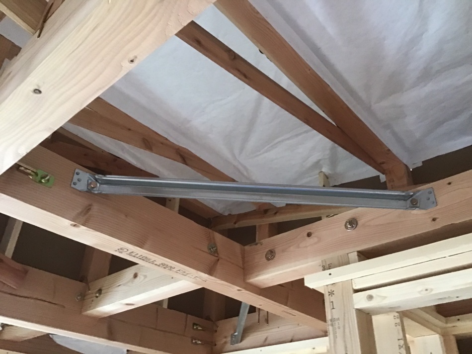 埼玉県吉川市I様邸注文住宅新築工事は小屋裏タイベックシルバーを取り付けました。