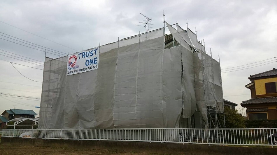 【埼玉県三郷市】N様邸は外装工事にとりかかります。足場を組み終わりました。松井産業リフォーム館