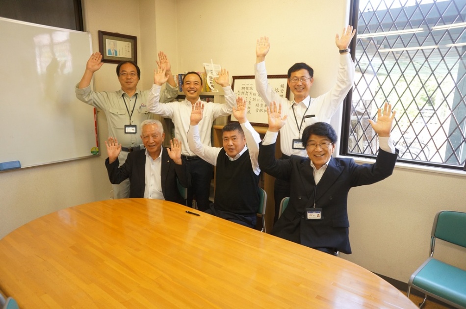 【埼玉県三郷市】I様と 「家事時間を1/2にする家事ラク設計で夏涼しく冬あたたかい高性能な省エネ住宅」工事請負契約後に記念撮影です。松井産業株式会社 イシンホーム三郷店